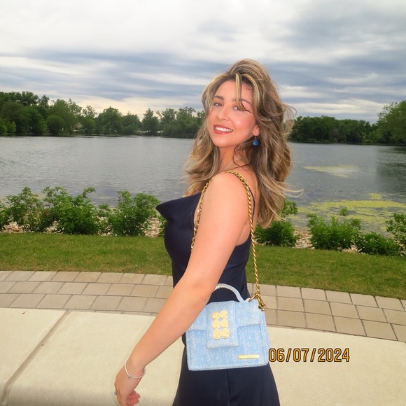 Meet your Posher, Claudia - Picture 1 of 1